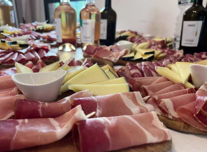 Degustazione di vini con prodotti locali vicino a Montepulciano